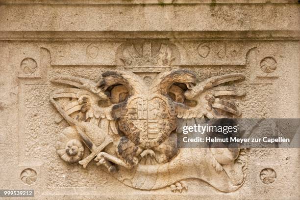 coat of arms of the free city of regensburg with imperial eagle from 1661, on justitiabrunnen fountain, justitia-hof square, regensburg, upper palatinate, bavaria, germany - justitiabrunnen stock-fotos und bilder