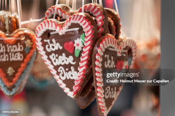 gingerbread hearts with the lettering --ich liebe dich--, german for --i love you-- - liebe fotografías e imágenes de stock