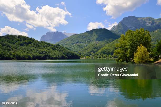 lago di gramolazzo in the apuan alps, garfagnana, province of lucca, tuscany, italy - lago reflection stockfoto's en -beelden