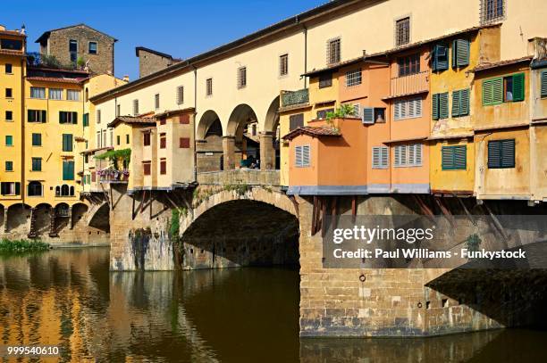 the medieval ponte vecchio bridge crossing the river arno in the historic centre of florence, unesco world heritage site, florence, tuscany, italy - ponte 個照片及圖片檔