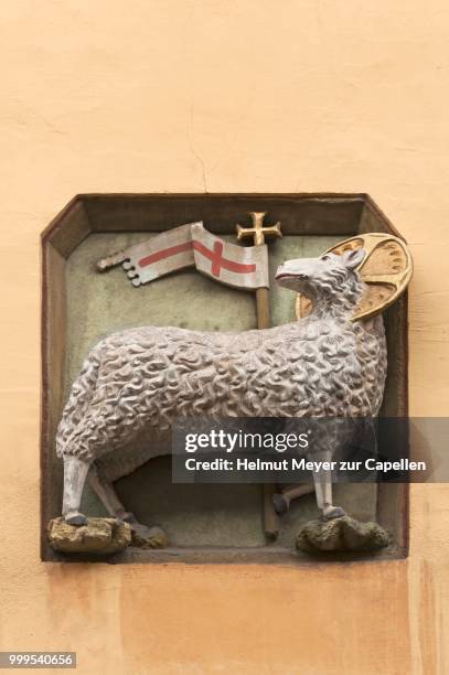 lamb sculpture of the schuerstabhof zum lamm, inn until 1860, lammgasse, nuremberg, middle franconia, bavaria, germany - inn stockfoto's en -beelden