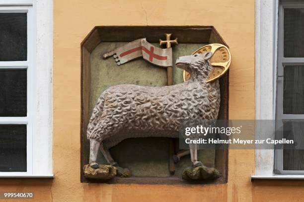 lamb sculpture of the schuerstabhof zum lamm, inn until 1860, lammgasse, nuremberg, middle franconia, bavaria, germany - representación de animal fotografías e imágenes de stock