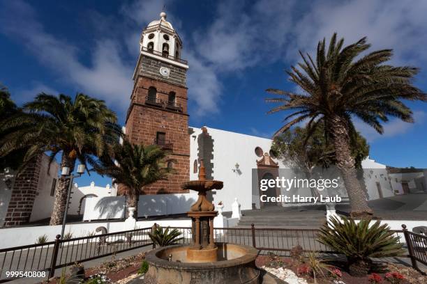plaza de la constitution with the iglesia de nuestra senora de guadalupe, teguise, lanzarote, canary islands, spain - iglesia stock pictures, royalty-free photos & images
