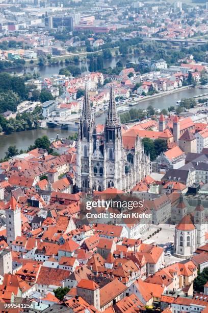 aerial view, old town with the regensburg cathedral and the danube, regensburg, upper palatinate, bavaria, germany - kiefer foto e immagini stock