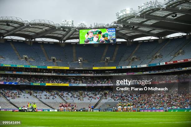 Dublin , Ireland - 15 July 2018; Galway and Kerry players in team huddles in the first half as Paul Conroy of Galway is treated for an injury during...