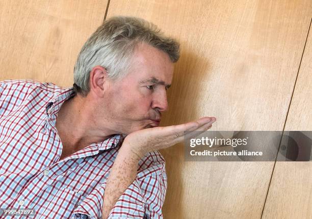 Dpatop - Ryanair CEO Michael O'Leary posing ahead of a press conference on Air Berlin's bankruptcy and potential future in Berlin, Germany, 30 August...