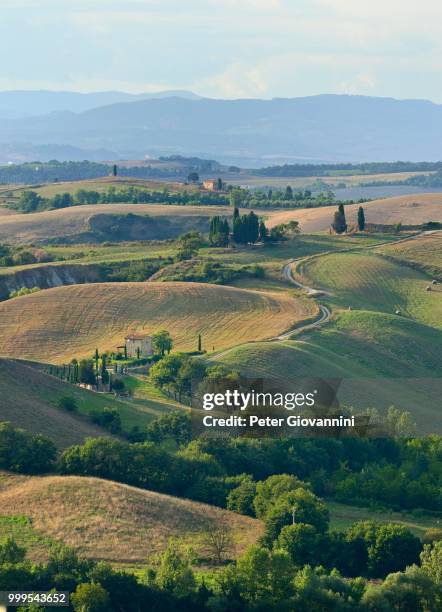 hilly landscape in the crete senesi, province of siena, tuscany, italy - siena province - fotografias e filmes do acervo