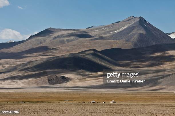 yurt on the pamir highway m41,the pamir mountains at the back, gorno-badakhshan autonomous province, tajikistan - kampeertent stockfoto's en -beelden