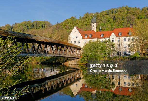 sebastiani-steg bridge over the loisach river with town hall and church of st. andrew, wolfratshausen, upper bavaria, bavaria, germany - andrew martin bildbanksfoton och bilder