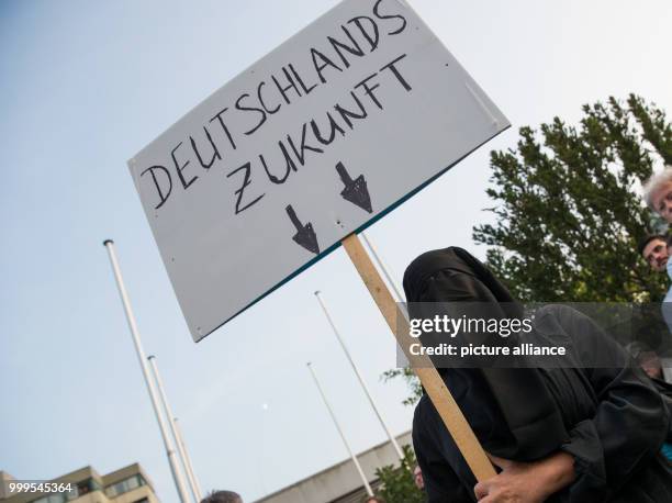 Woman wearing a burqa demonstrating against the appearance by Chancellor Merkel at a CSU campaign event in Erlangen, Germany, 30 August 2017. Photo:...