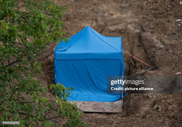 Blue tent was put up above the location where a bomb was found in Frankfurt/Main, Germany, 31 August 2017. A Britsh air mine was found at a...