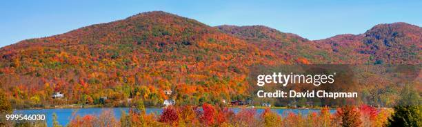 lac bromont in autumn, panoramic view, bromont, eastern townships, quebec, canada - lac fotografías e imágenes de stock