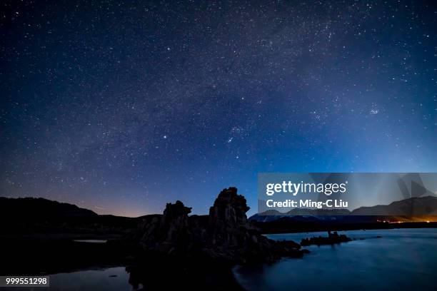 mono lake under stars - liu he fotografías e imágenes de stock