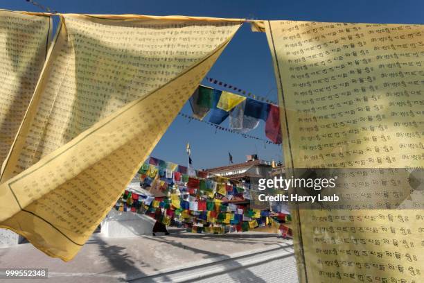 prayer flags at boudhanath stupa, boudhanath, unesc world heritage site, kathmandu, nepal - laub stockfoto's en -beelden
