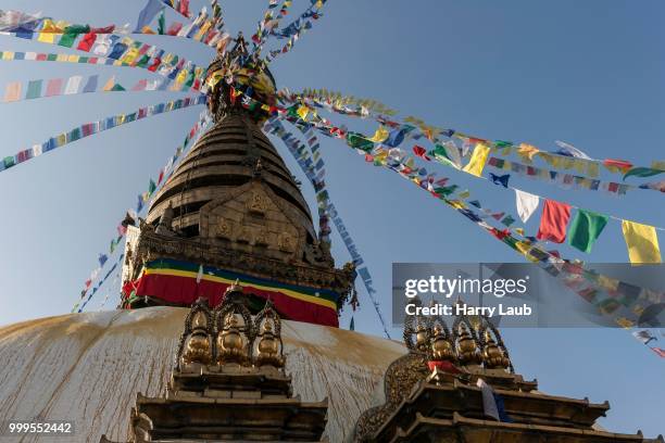 swayambhunath stupa, prayer flags, kathmandu, unesco world heritage site, nepal - valle de kathmandu fotografías e imágenes de stock