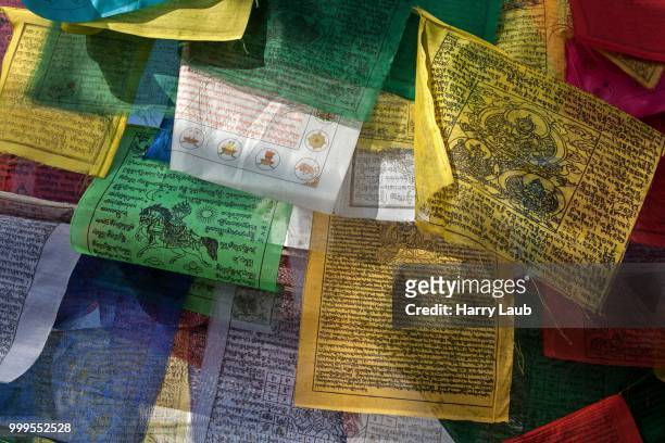 prayer flags at boudhanath stupa, boudhanath, unesc world heritage site, kathmandu, nepal - kathmandu valley stock-fotos und bilder