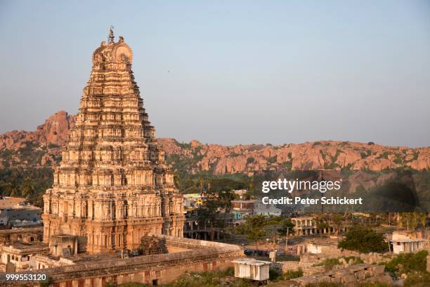 gopuram of the virupaksha temple and the village of hampi, karnataka, india - humpi stock pictures, royalty-free photos & images