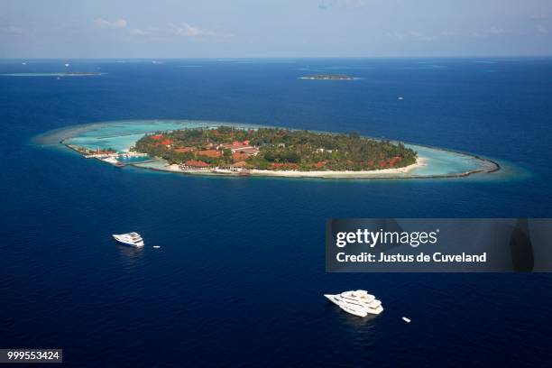 aerial view, an island of the maldives with a coral reef, indian ocean, atoll, maldives - motorjacht stockfoto's en -beelden