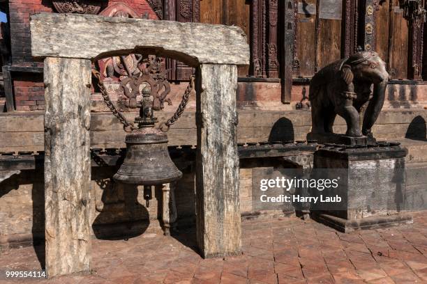 hindu temple of changu narayan, changunarayan, nepal - laub stockfoto's en -beelden