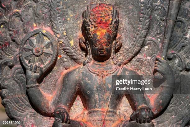 hindu figures in the hindu temple of changu narayan, changunarayan, nepal - changu narayan tempel stockfoto's en -beelden
