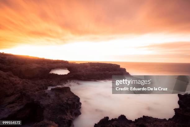 atardecer en cueva negra - atardecer stockfoto's en -beelden