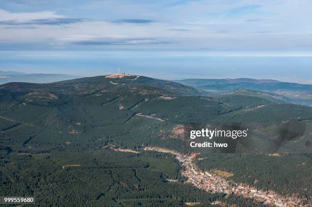 aerial view, upper harz with brocken mountain, 1141.2 m above sea level, village of schierke at the front, harz national park, mittelgebirge mountains, saxony-anhalt, germany - schierke stockfoto's en -beelden