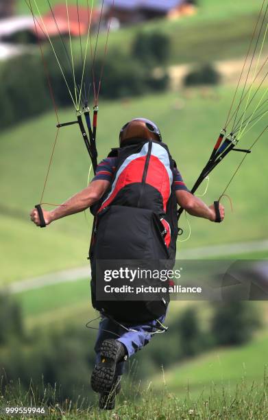 Pupil of the paragliding school during their examination flight near Schwangau, Germany, 30 July 2017. Photo: Karl-Josef Hildenbrand/dpa