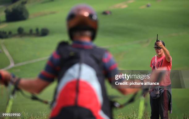 Pupil of the paragliding school during their examination flight near Schwangau, Germany, 30 July 2017. Photo: Karl-Josef Hildenbrand/dpa