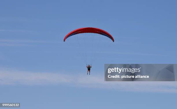 Pupil of the paragliding school during their examination flight near Schwangau, Germany, 30 July 2017. Photo: Karl-Josef Hildenbrand/dpa