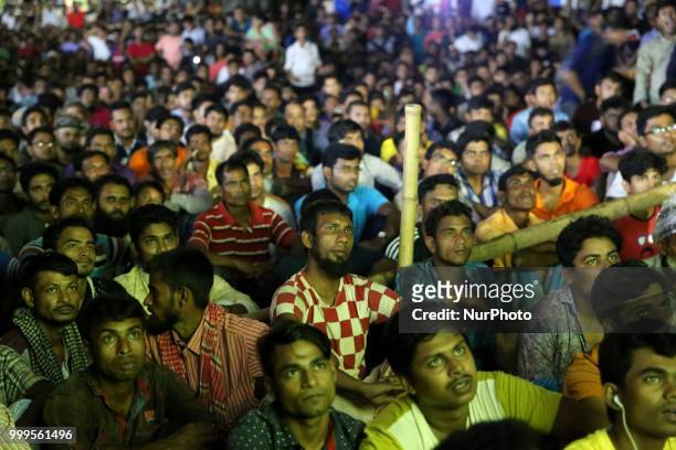 Dhaka, Bangladesh. Bangladeshi soccer fans watch FIFA 2018 World Cup Final match between France and Croatia on the big screen in Dhaka, Bangladesh on...
