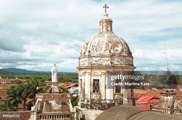 dome of the church iglesia de la merced above the red roofs of granada, granada province, nicaragua - merced - fotografias e filmes do acervo