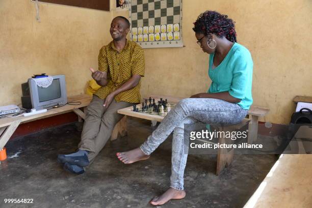 Robert Katende und Phiona Mutesi playing chess at the Som Chess Academy in Katwe, a slum of Kampala , 01 July, 2017. For a long time in Uganda, chess...