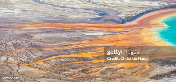 grand prismatic spring, yellowstone national park, wyoming, united states - cuenca-del-géiser-midway fotografías e imágenes de stock