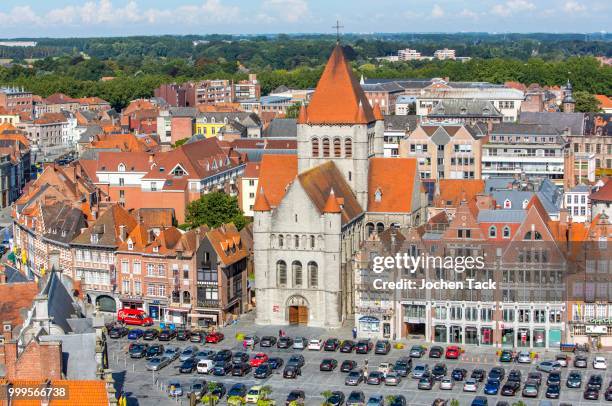 grand place, view from the belfry onto the historic centre, church of st. quentin, tournai, hainaut, belgium - hainaut 個照片及圖片檔