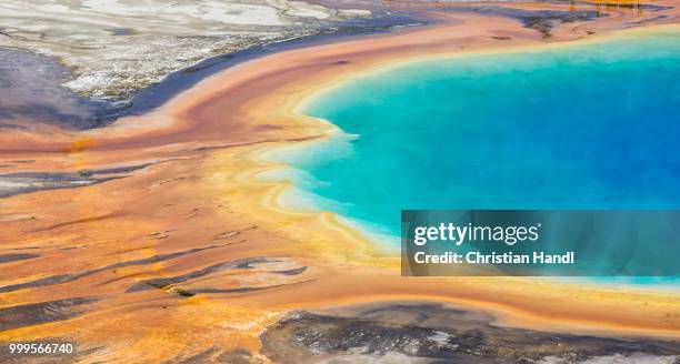 grand prismatic spring, yellowstone national park, wyoming, united states - midway geyser basin stock-fotos und bilder