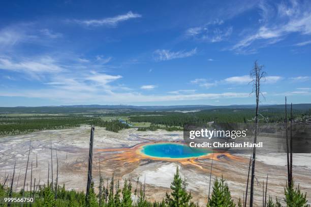 grand prismatic spring, yellowstone national park, wyoming, united states - midway geyser basin stock-fotos und bilder