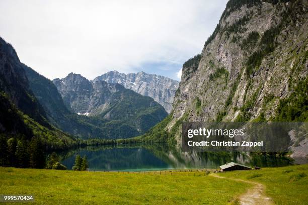 lake obersee with view of watzmann mountains, lake koenigssee, berchtesgaden, bavaria, germany - ベルヒテスガーデンアルプス ストックフォトと画像