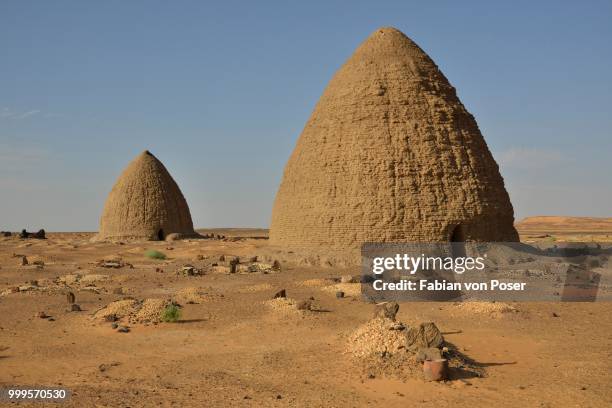 domed mausoleums, called qubbas, old dongola, northern, nubia, sudan - africain stockfoto's en -beelden