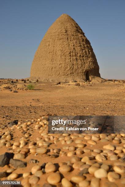 domed mausoleum, called qubba, old dongola, northern, nubia, sudan - africain stockfoto's en -beelden