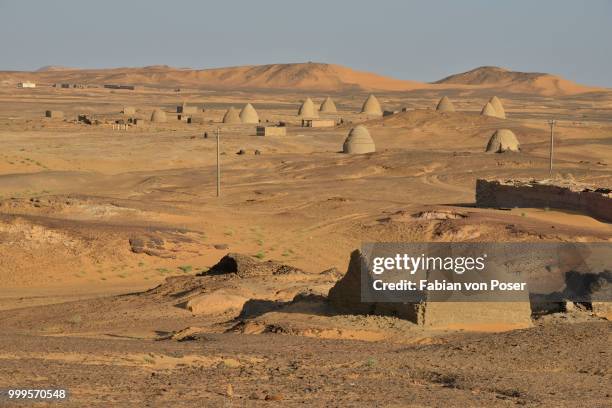 domed mausoleums, called qubbas, old dongola, northern, nubia, sudan - africain stockfoto's en -beelden