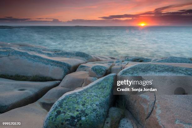 rocks, sunset, evening atmosphere at the coastline near smoegen, bohuslaen province, vaestra goetaland county, sweden - västra götalands län stockfoto's en -beelden