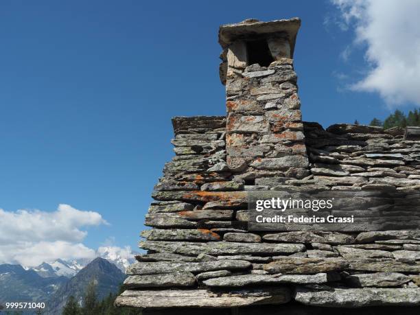 old chalet roof and chimney made with local stone in val divedro (divedro valley) - val foto e immagini stock