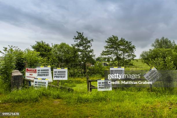 european border between the republic of ireland and northern ireland, which could become a hard border after the brexite negotiations between the eu and great britain, blacklion, county cavan, ireland - the irish border and brexit ストックフォトと画像