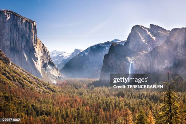 yosemite classical view - mariposa county photos et images de collection