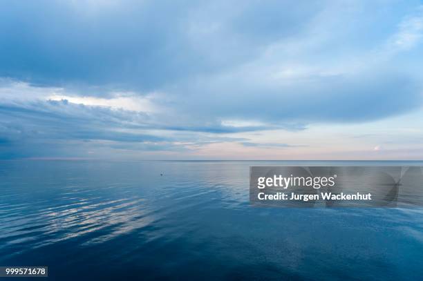 cloudy atmosphere, baltic sea near heiligenhafen, schleswig-holstein, germany - jurgen stockfoto's en -beelden