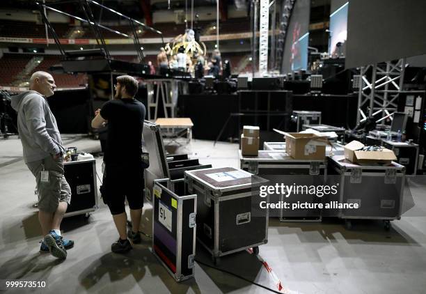 Dpa-Exclusive - Technicians are standing on the stage during the rehearsals for the Helene Fischer tour 2017 in Dortmund, Germany, 31 August 2017....