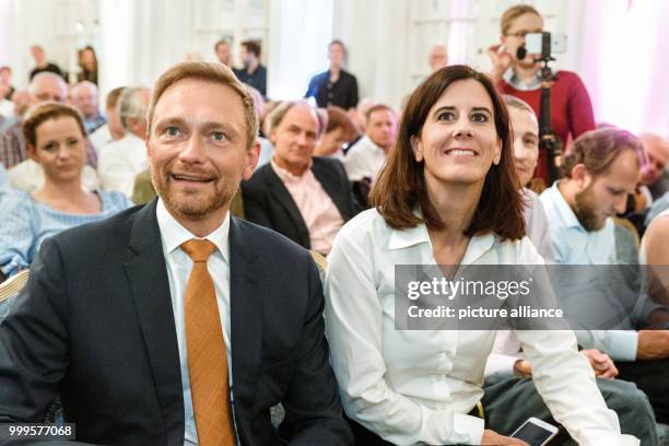 Dpatop - Liberal's top candidate Christian Lindner and Katja Suding, chairwoman of the FDP in Hamburg, are sitting in the front row during an...