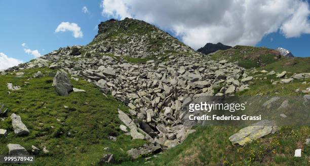 rocky landscape at mountain pass passo delle possette - ヴェルバーノ・クジオ・オッソラ県 ストックフォトと画像