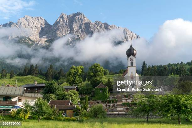 parish church st. johannes the baptist with mountain grosser waxenstein, grainau, upper bavaria, bavaria, germany - werdenfels photos et images de collection