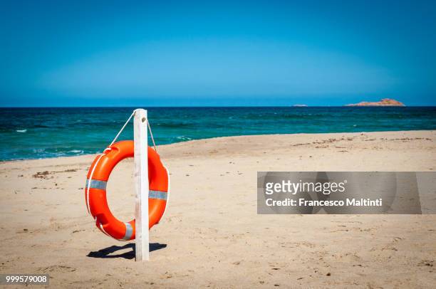 lifebuoy on a deserted beach - di francesco foto e immagini stock